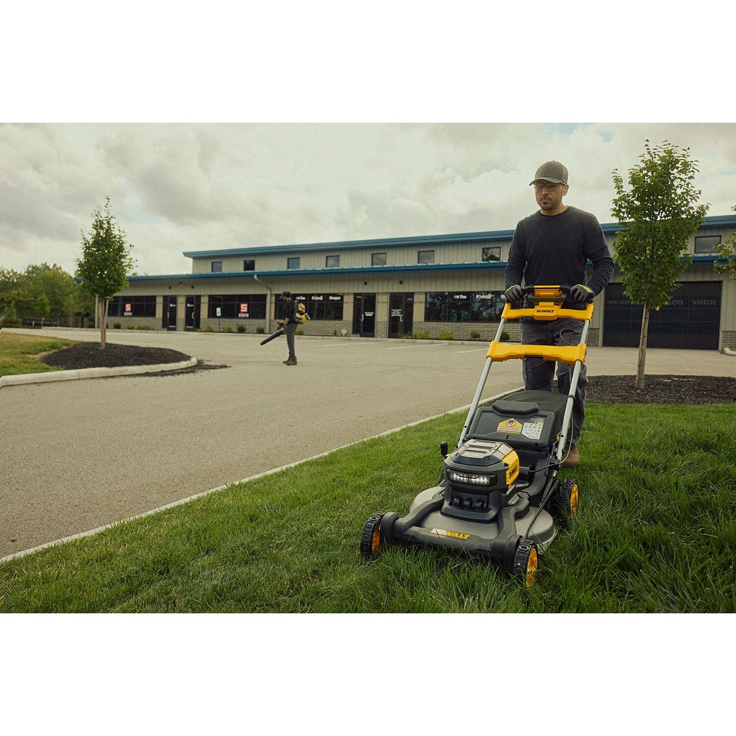 DeWalt DCMWSP700Y2 60V MAX* 21 in. Cordless Brushless RWD Self-Propelled Mower 12.0Ah Kit