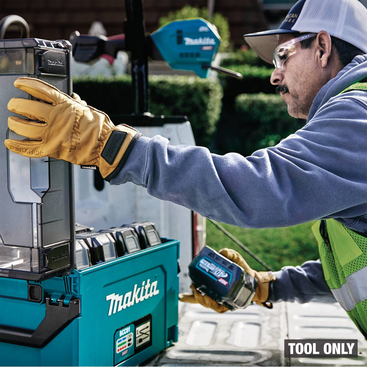 Makita BCC01 40V max XGT and 18V LXT 8-Port Charging Case