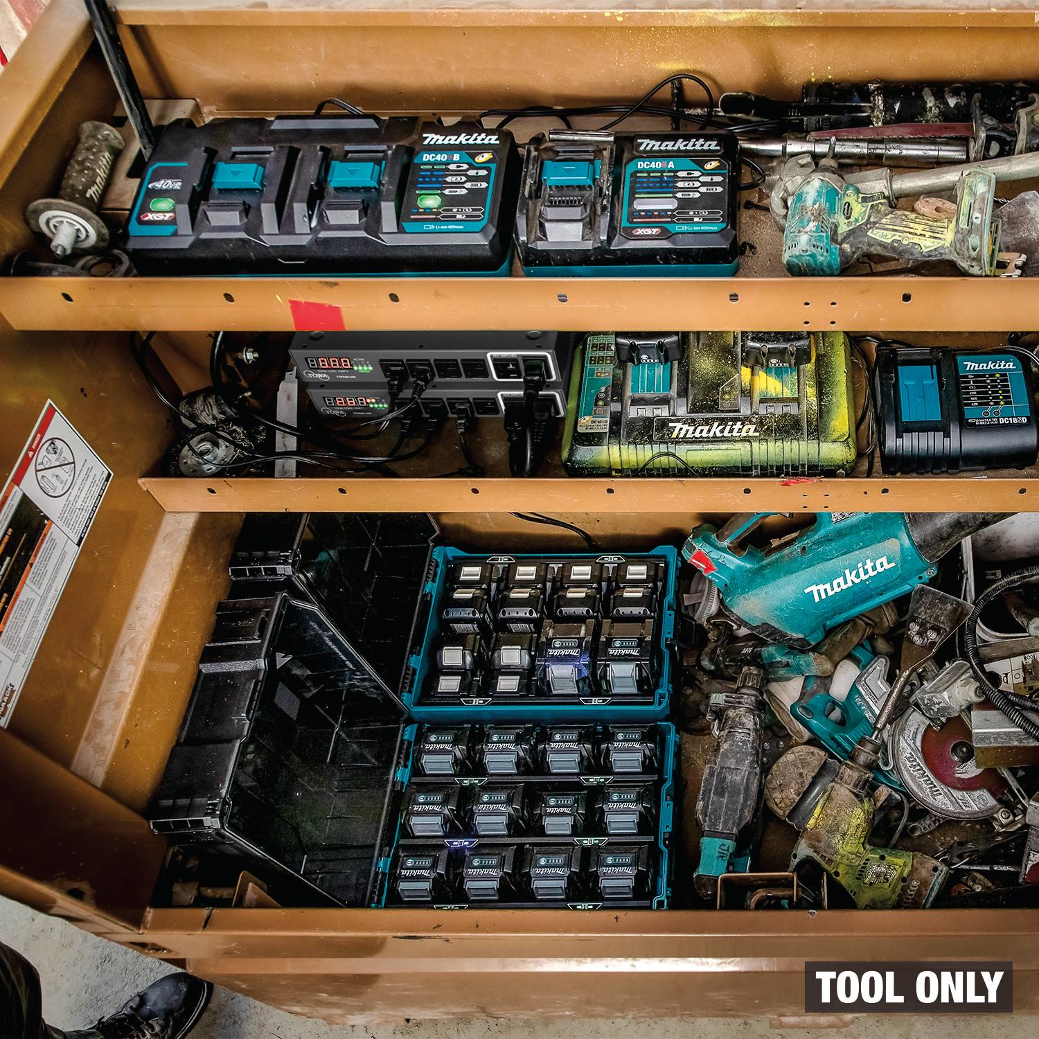 Makita BCC02 40V max XGT 12-Port Charging Case