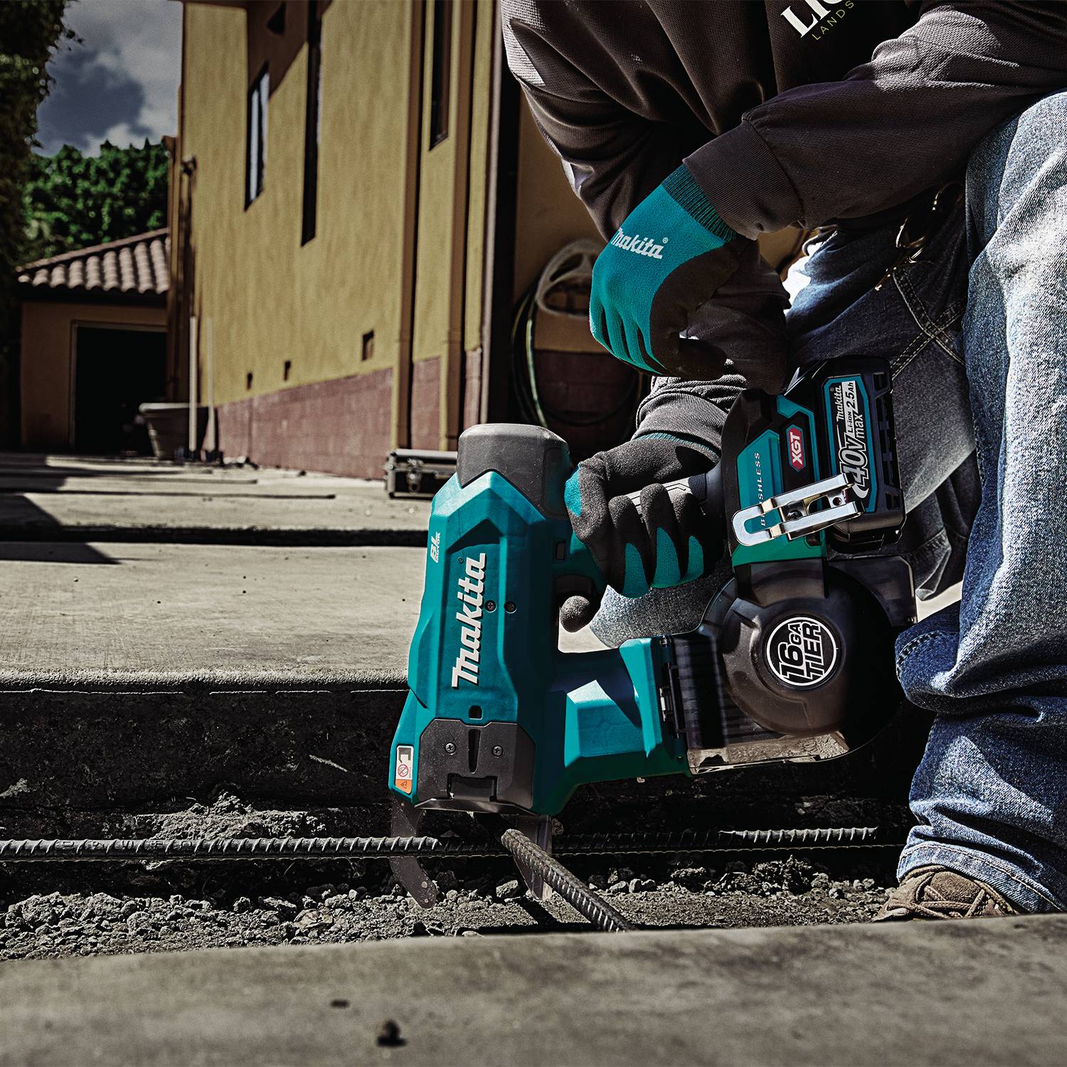 Makita GRT01D 40V max XGT Brushless 16-Gauge Rebar Tying Tool 2.5 Ah Kit