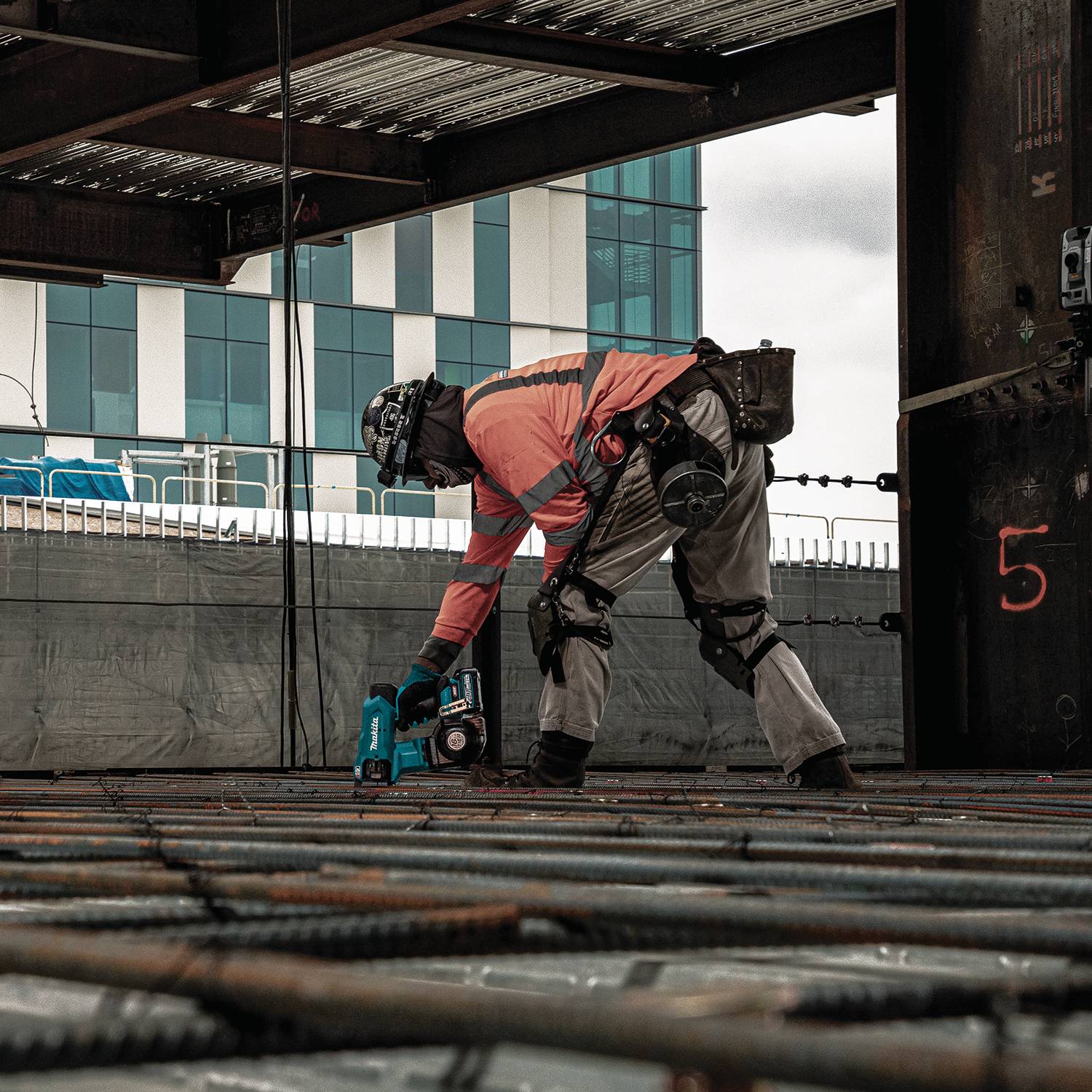 Makita GRT01D 40V max XGT Brushless 16-Gauge Rebar Tying Tool 2.5 Ah Kit