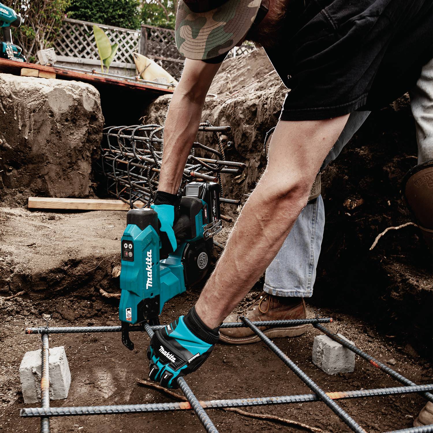 Makita GRT01D 40V max XGT Brushless 16-Gauge Rebar Tying Tool 2.5 Ah Kit