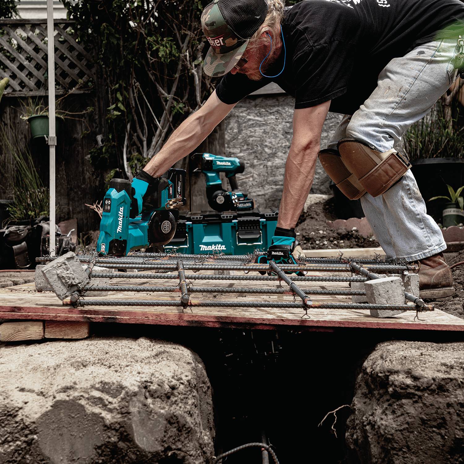 Makita GRT01D 40V max XGT Brushless 16-Gauge Rebar Tying Tool 2.5 Ah Kit