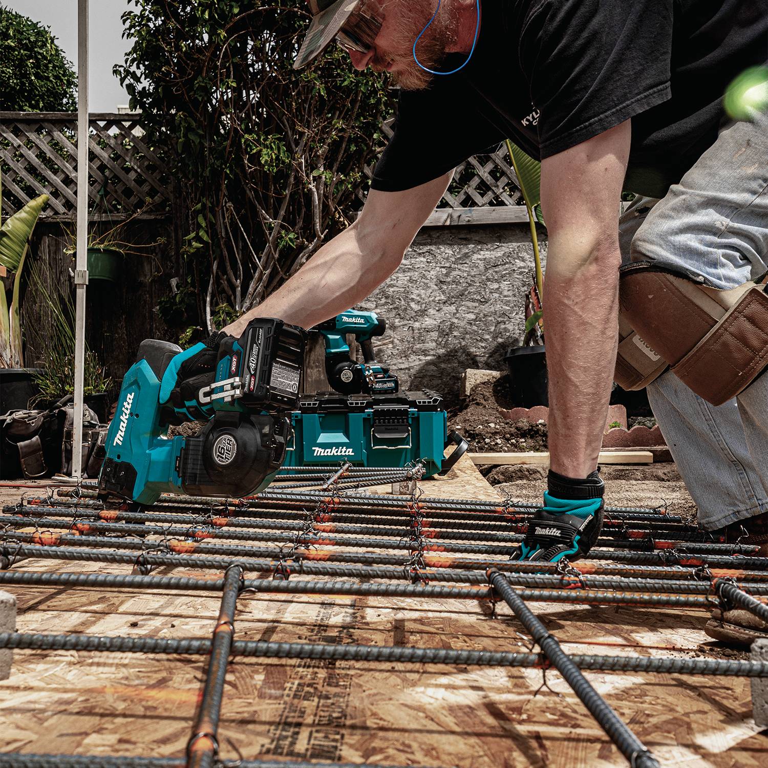 Makita GRT01D 40V max XGT Brushless 16-Gauge Rebar Tying Tool 2.5 Ah Kit