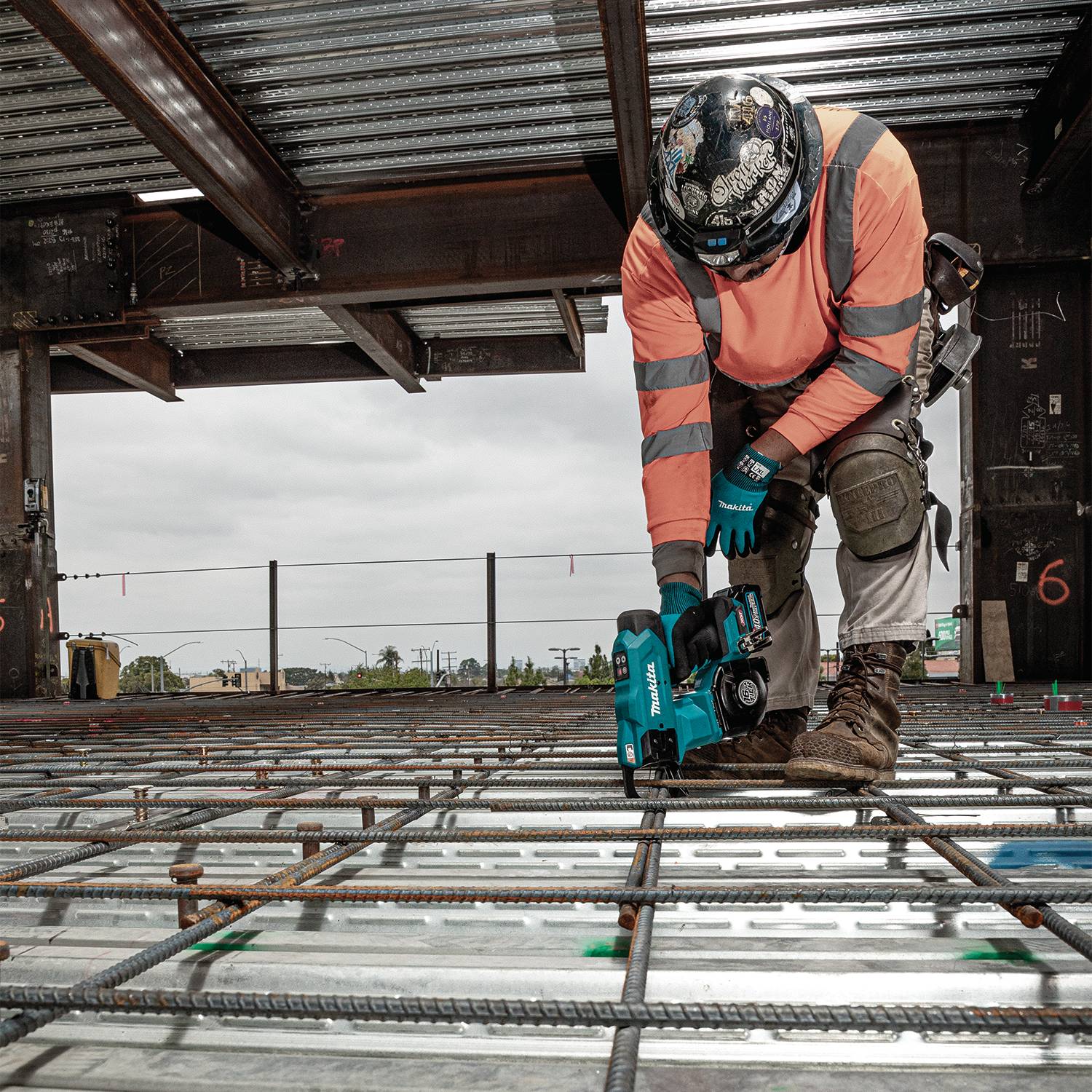 Makita GRT01D 40V max XGT Brushless 16-Gauge Rebar Tying Tool 2.5 Ah Kit