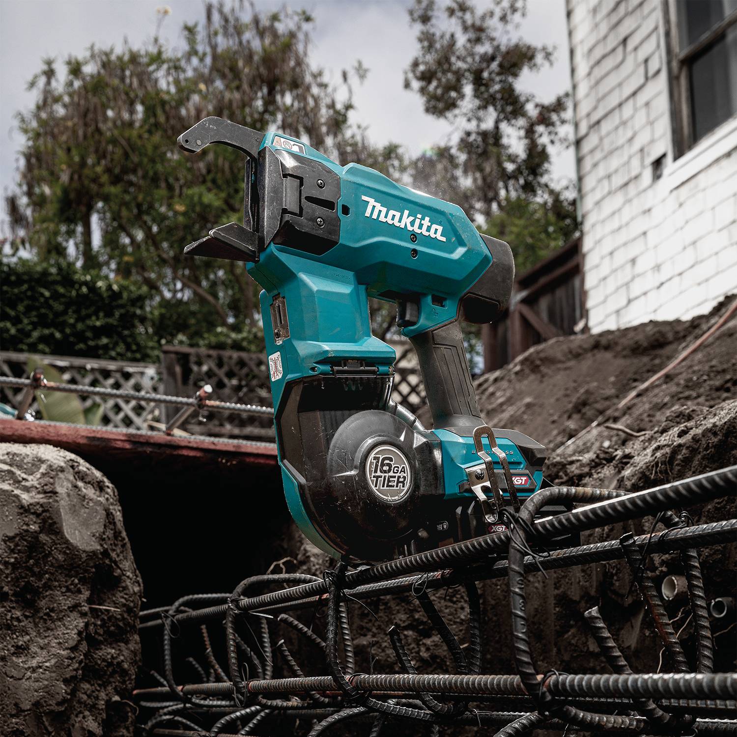 Makita GRT01D 40V max XGT Brushless 16-Gauge Rebar Tying Tool 2.5 Ah Kit