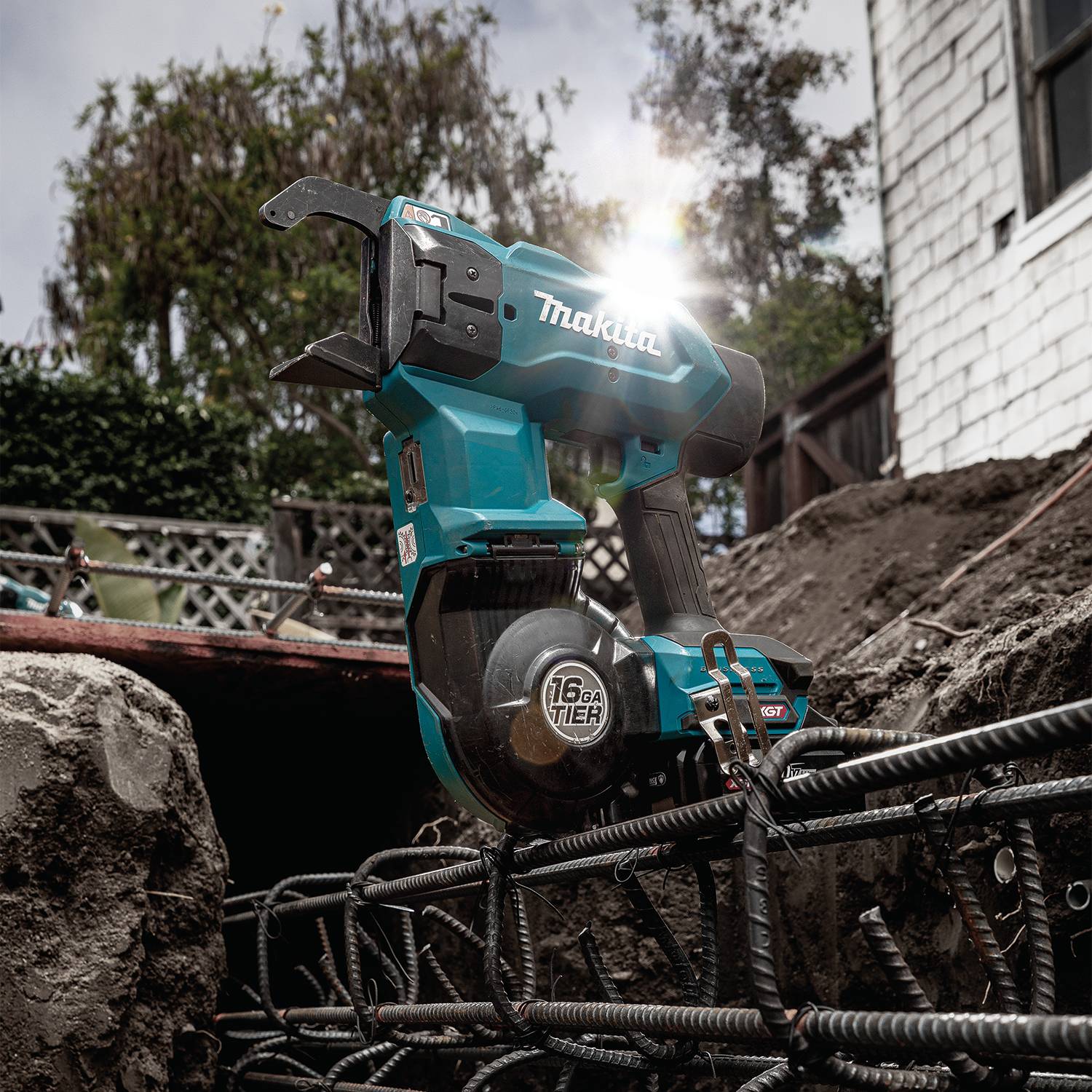 Makita GRT01D 40V max XGT Brushless 16-Gauge Rebar Tying Tool 2.5 Ah Kit