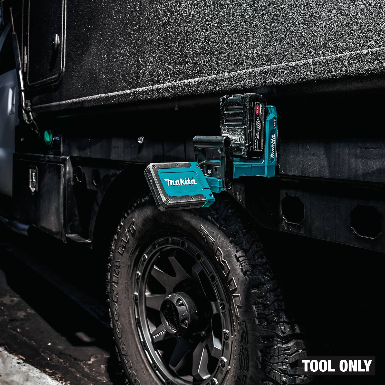 Makita ML013G 40V max XGT LED Magnetic 1200-Lumen Work Light, Light Only