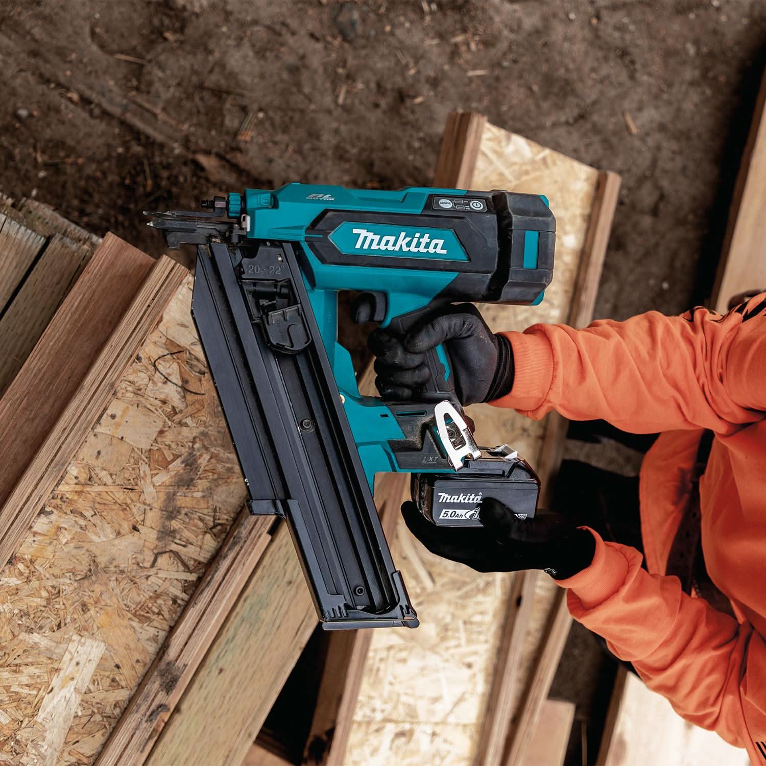 Makita XNB03M1 18V LXT Brushless 21-Degree Full Round Head 3-1/2-in. Framing Nailer 4.0Ah Kit