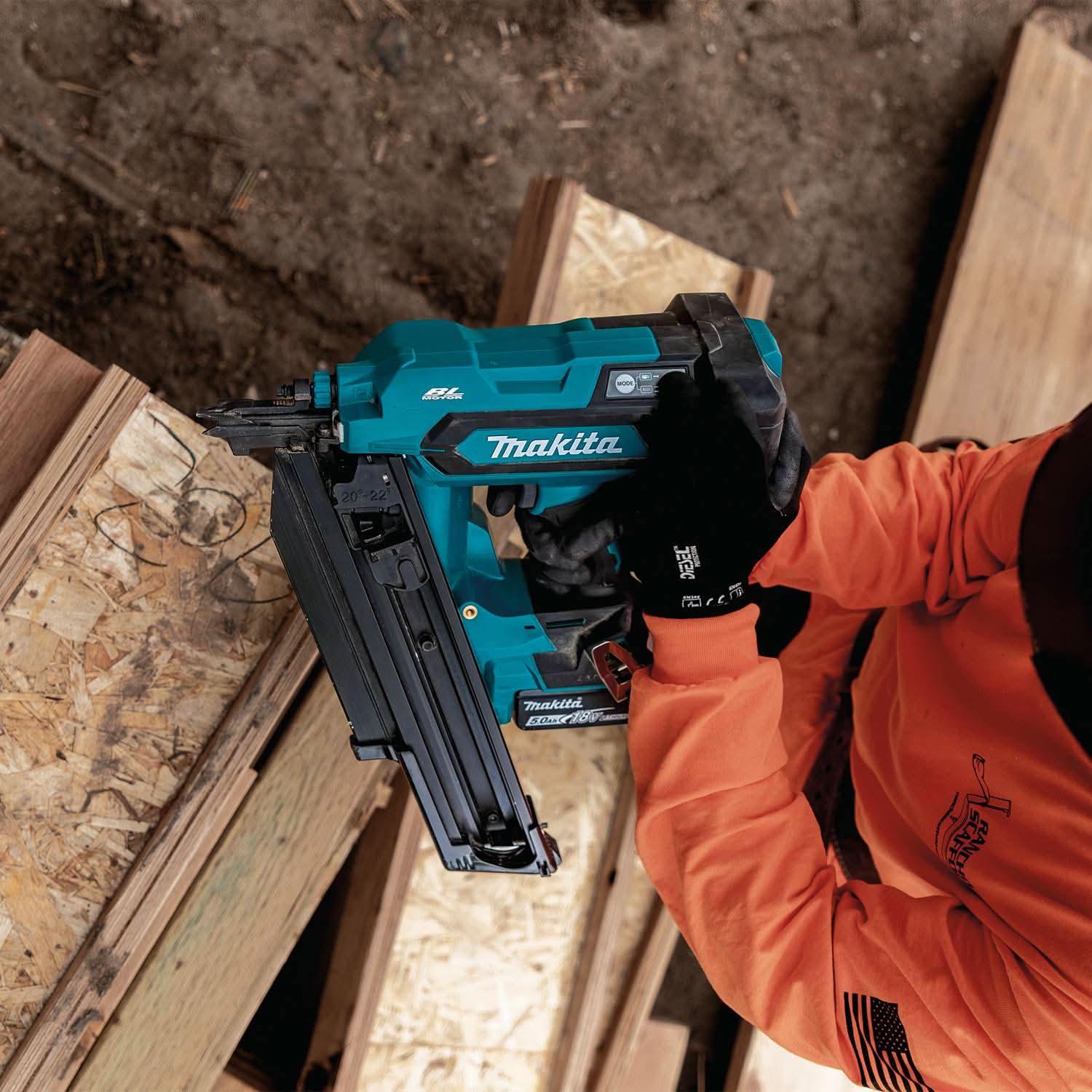 Makita XNB03M1 18V LXT Brushless 21-Degree Full Round Head 3-1/2-in. Framing Nailer 4.0Ah Kit