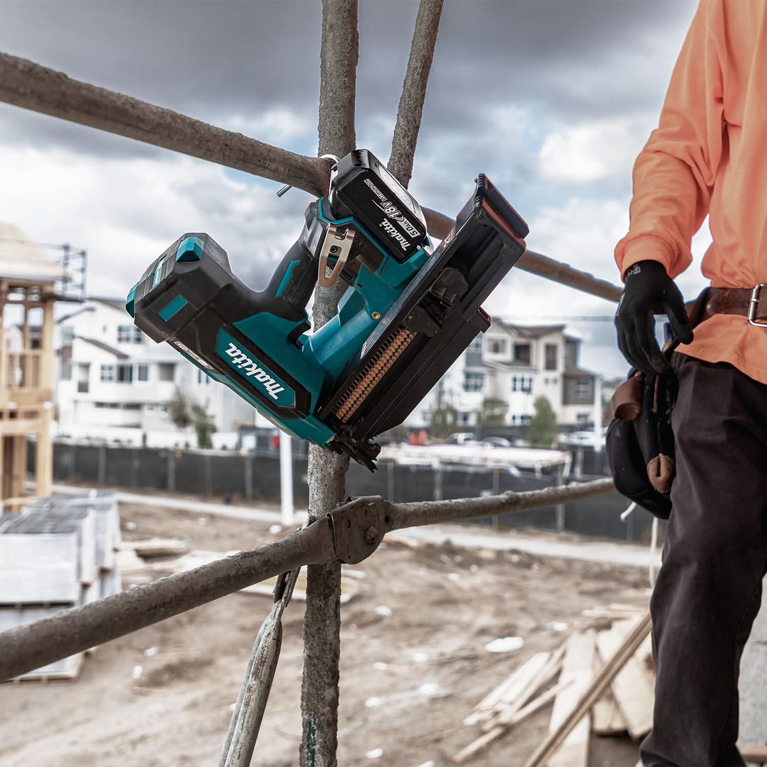 Makita XNB03M1 18V LXT Brushless 21-Degree Full Round Head 3-1/2-in. Framing Nailer 4.0Ah Kit