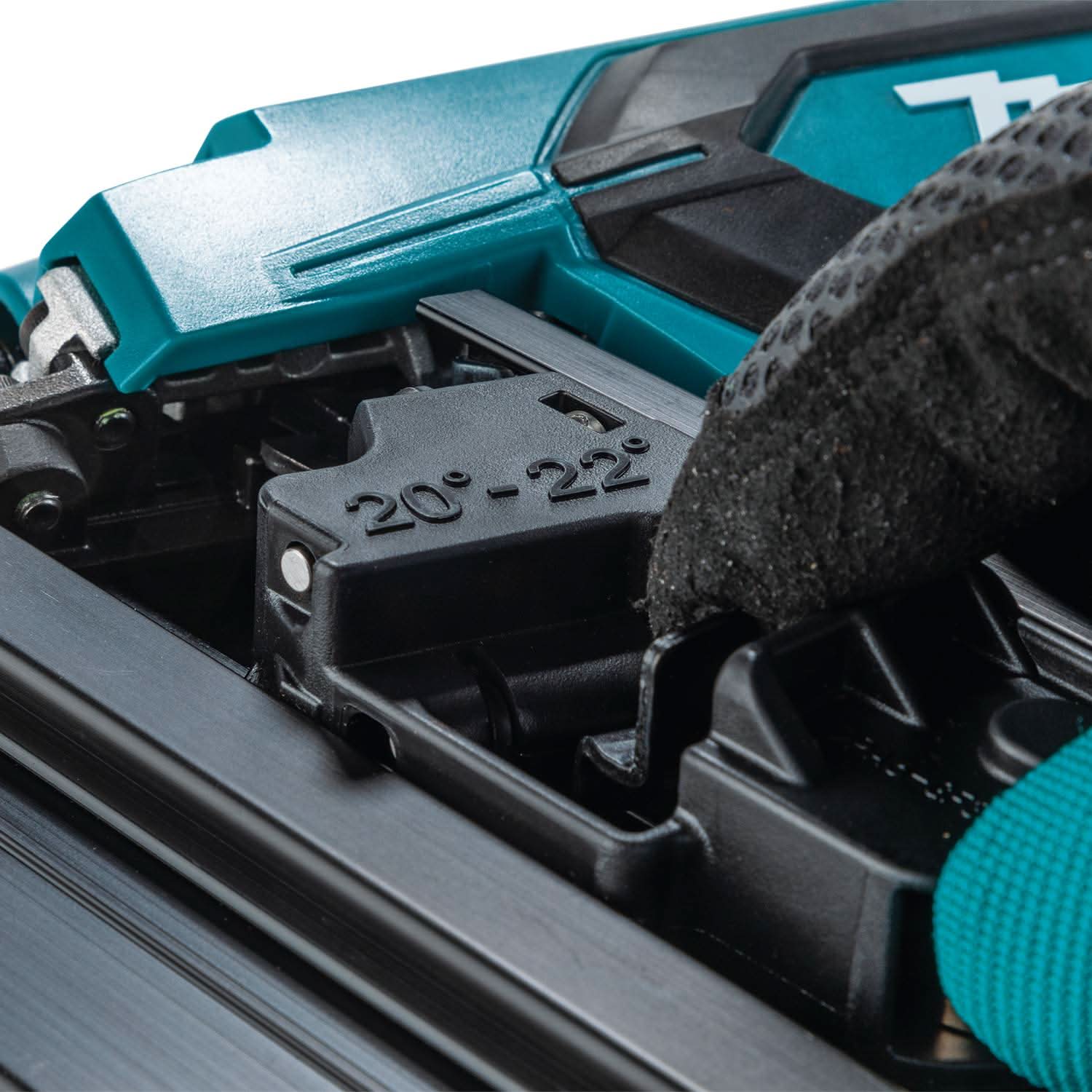 Makita XNB03M1 18V LXT Brushless 21-Degree Full Round Head 3-1/2-in. Framing Nailer 4.0Ah Kit