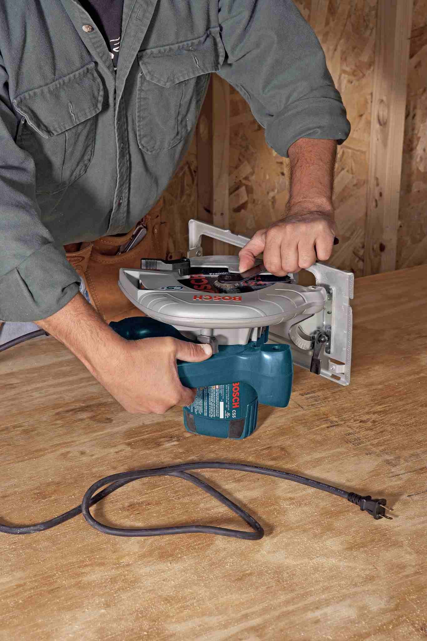 Bosch CS5 7-1/4 In. 15 A Left Blade Circular Saw