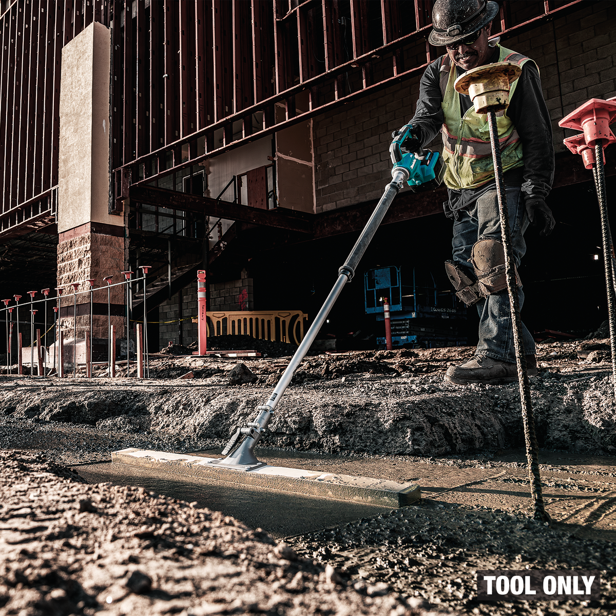 Makita 40V max XGT Brushless Vibratory Screed Power Head (VL001GZ) - in use on the job 6