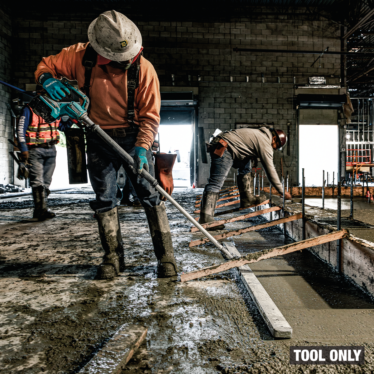 Makita 40V max XGT Brushless Vibratory Screed Power Head (VL001GZ) - in use on the job 8