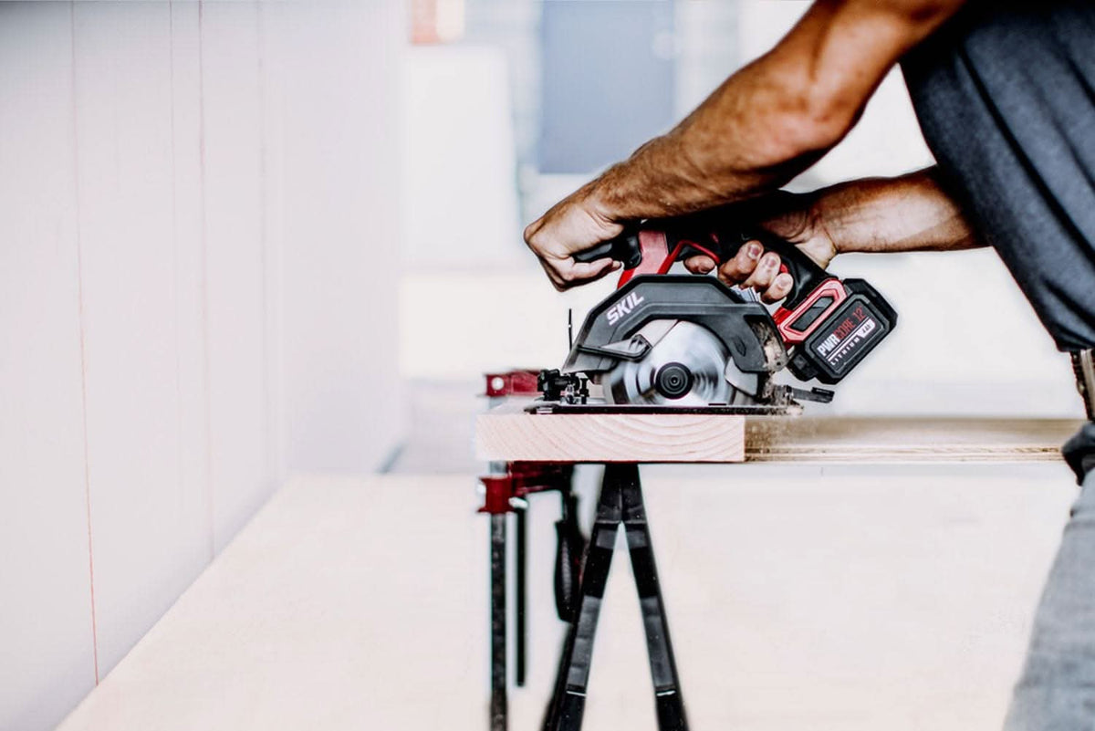 SKIL CR541802 PWRCORE 12 Brushless 12V 5-1/2" Circular Saw with 4.0Ah Battery and PWR JUMP Charger