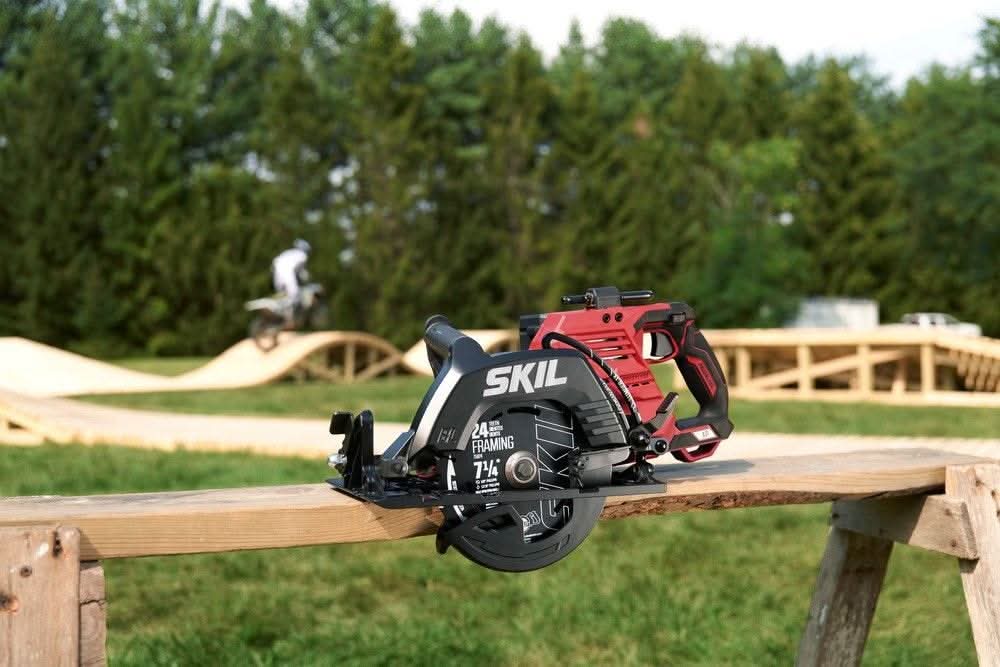 SKIL CR5429B-20 PWR CORE 20 XP Brushless 20V 7-1/4-in. Rear Handle Circular Saw