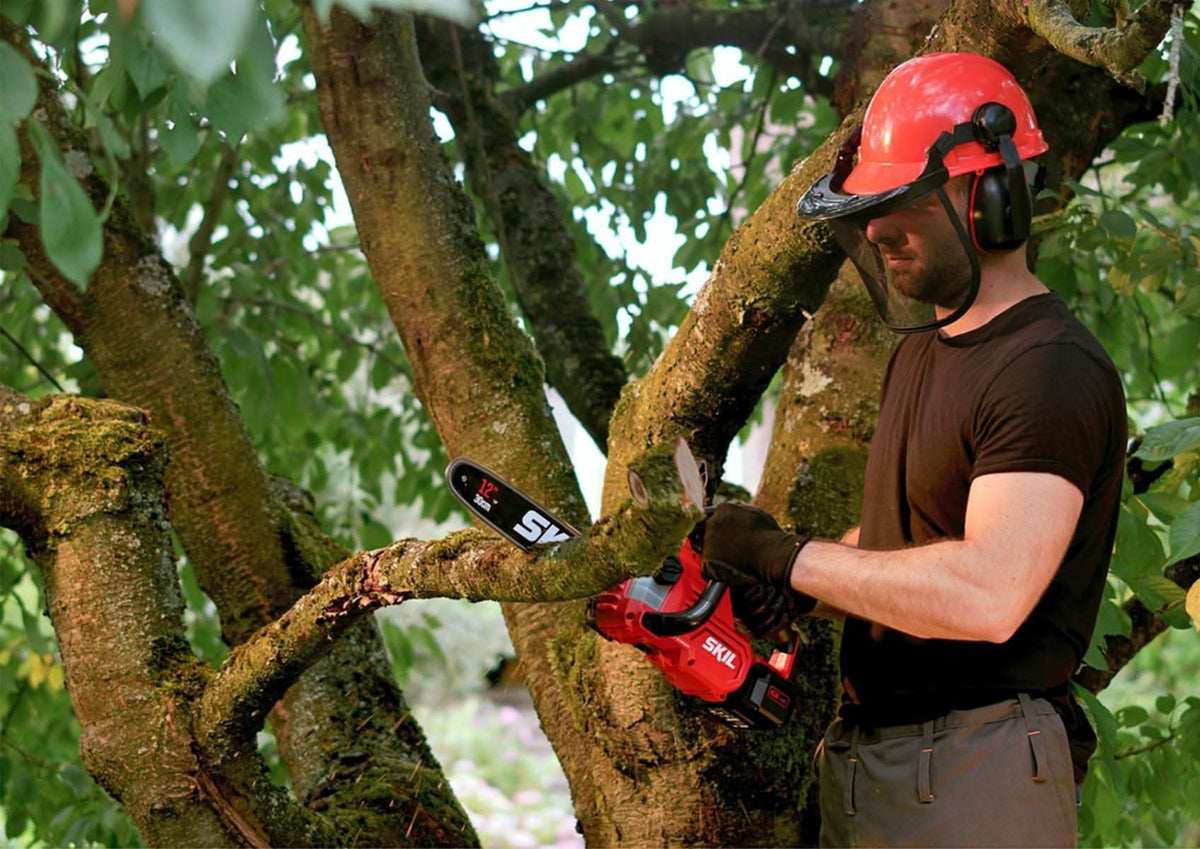 SKIL CS4562B-10 PWR CORE 20 Brushless 12 IN. Chain Saw with 4.0Ah Battery and Charger
