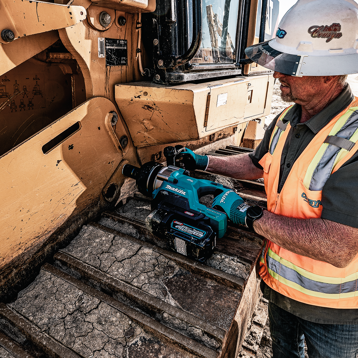 Makita 40V max XGT Brushless 4-Speed High-Torque 1-in. Sq. Drive D-Handle Short Anvil Impact Wrench w/ Friction Ring (GWT09T) - in use on the job 6