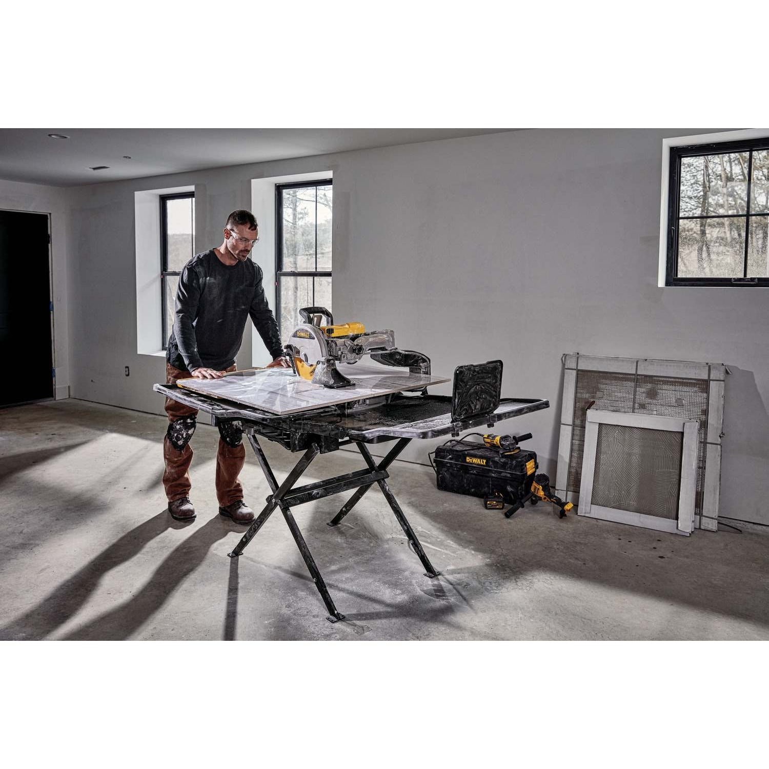 DeWalt D36000S High Capacity 10-Inch Wet Tile Saw and Stand Combo