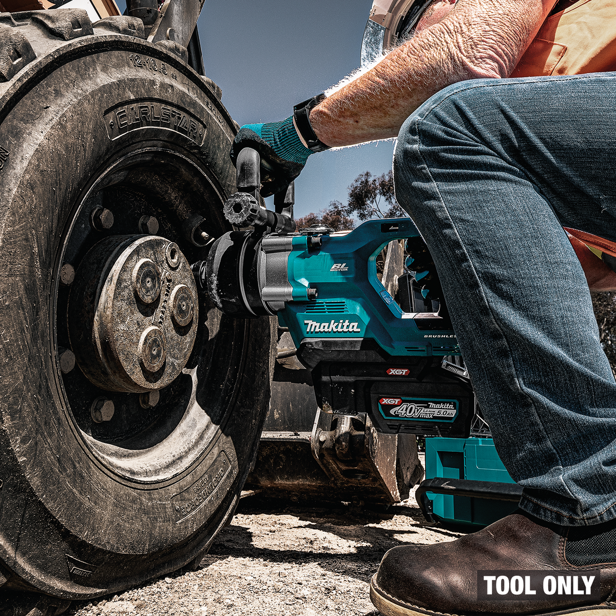 Makita 40V max XGT Brushless 4-Speed High-Torque 1-in. Sq. Drive D-Handle Short Anvil Impact Wrench w/ Friction Ring (GWT09Z) - in use on the job 4