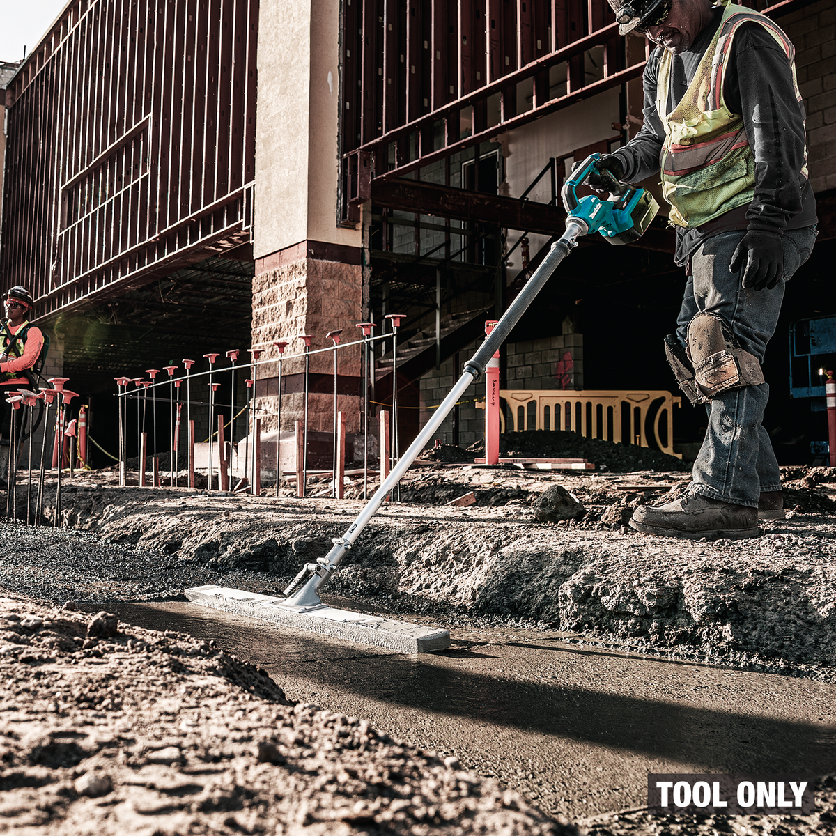 Makita 40V max XGT Brushless Vibratory Screed Power Head (VL001GZ) - in use on the job 2