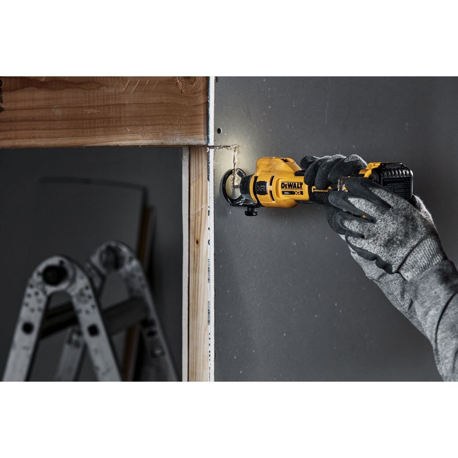 DeWalt DCE555D2 20V MAX XR Brushless Drywall Cut-Out Tool 2.0Ah Kit