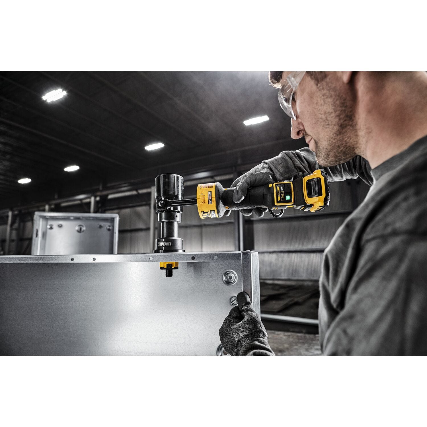 DeWalt DCE600D1K2 20V MAX* Hydraulic Knockout Tool 2.0Ah Kit w/ 1/2'' - 2'' Punch and Die Set