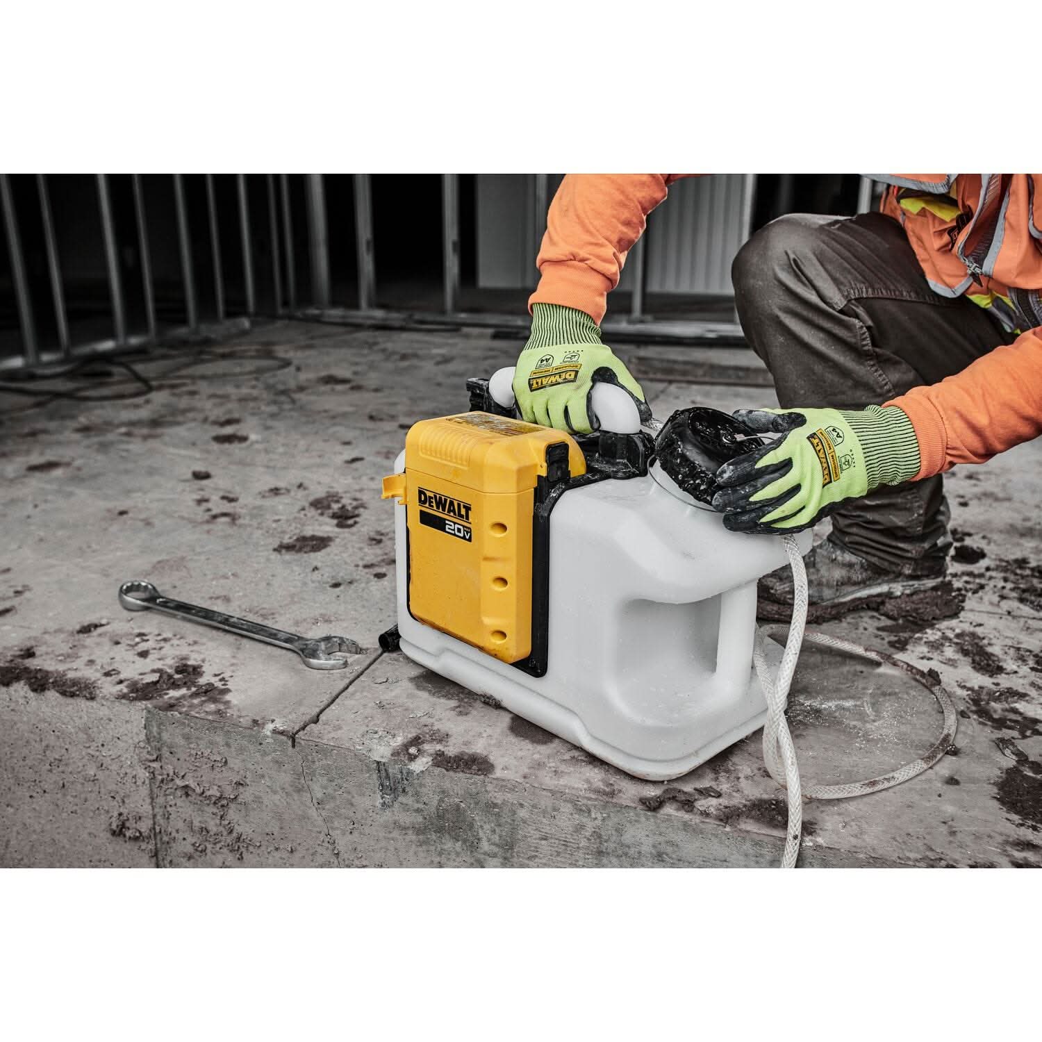 DeWalt DCE6820B 20V MAX Powered Water Tank, Tool Only – Tool Nut DeWalt DCE6820B 20V MAX Powered Water Tank, Tool Only – Tool Nut