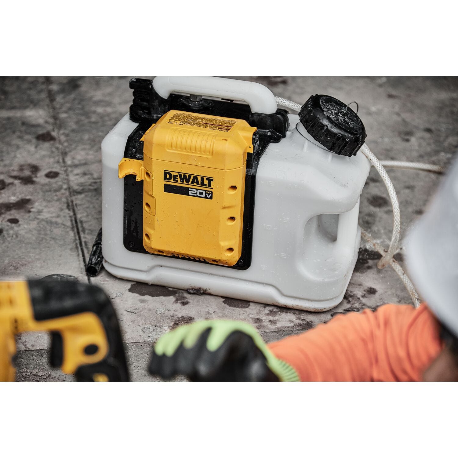 DeWalt DCE6820B 20V MAX Powered Water Tank, Tool Only