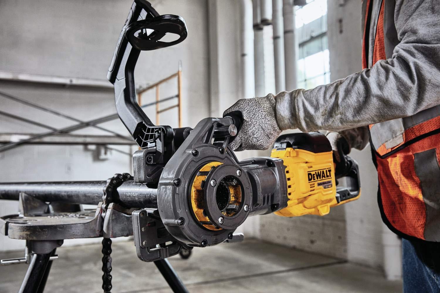 DeWalt DCE700X2 Flexvolt 60V MAX Cordless Pipe Threader Kit