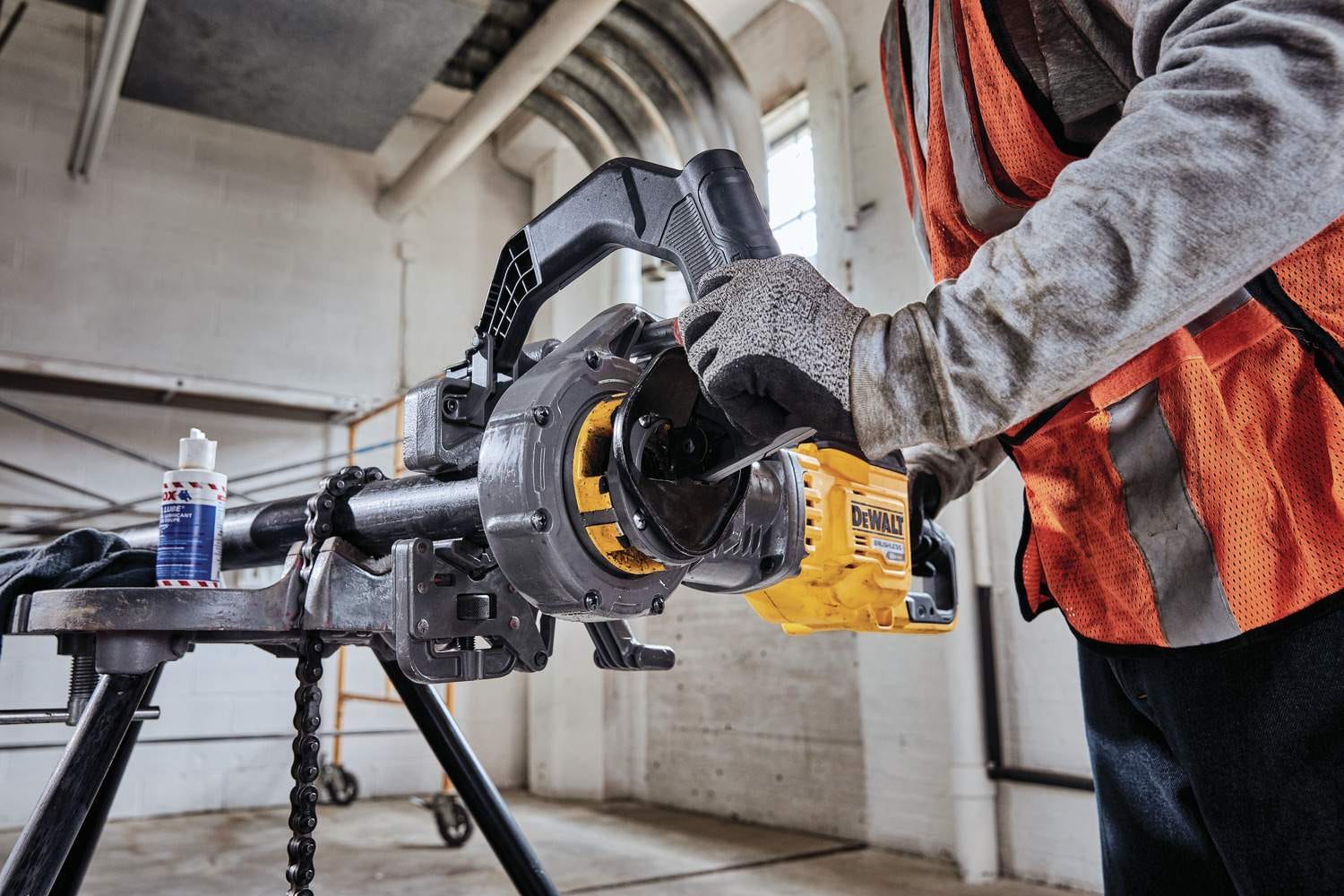 DeWalt DCE700X2K Flexvolt 60V MAX Cordless Pipe Threader Kit With Die Heads
