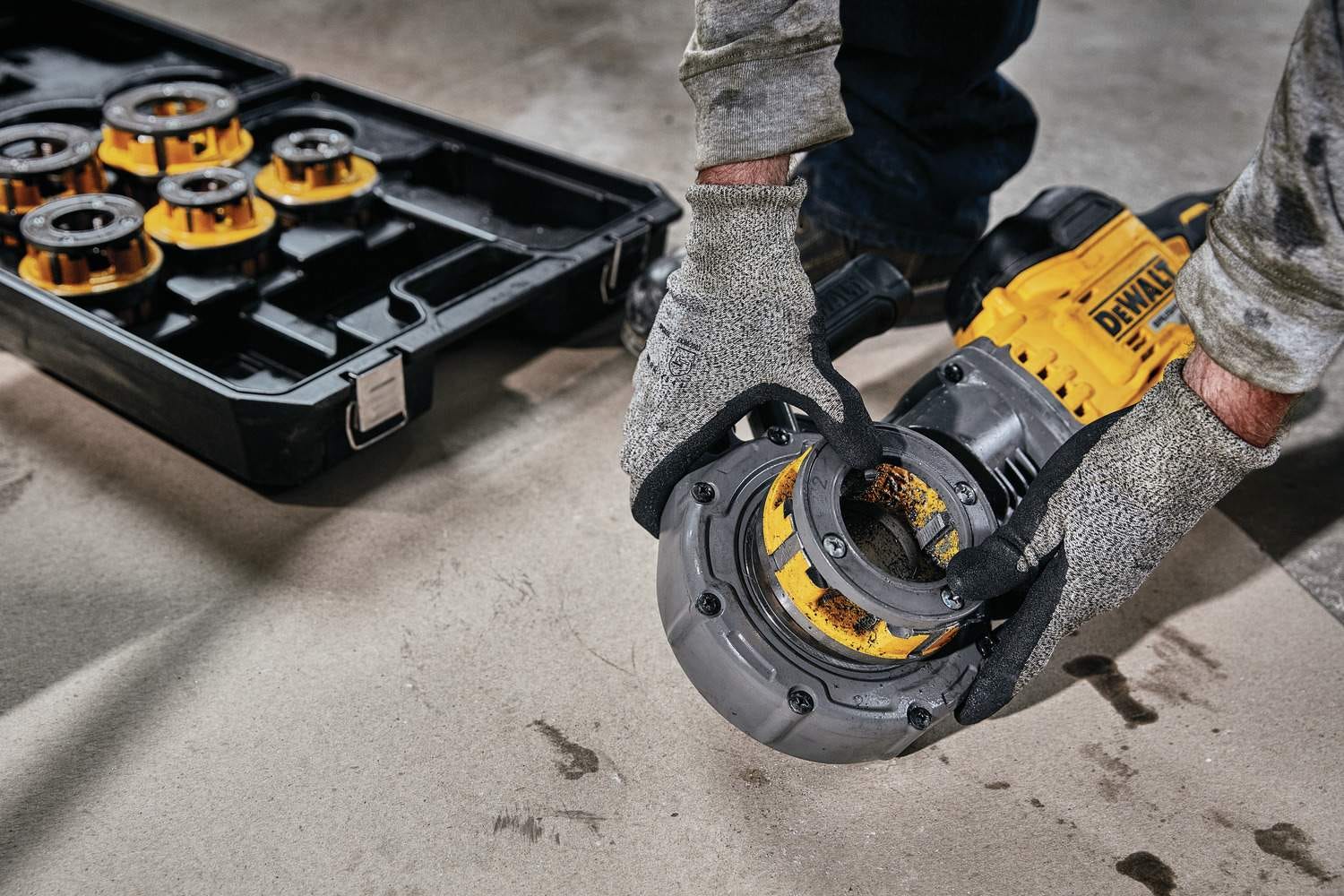 DeWalt DCE700X2K Flexvolt 60V MAX Cordless Pipe Threader Kit With Die Heads