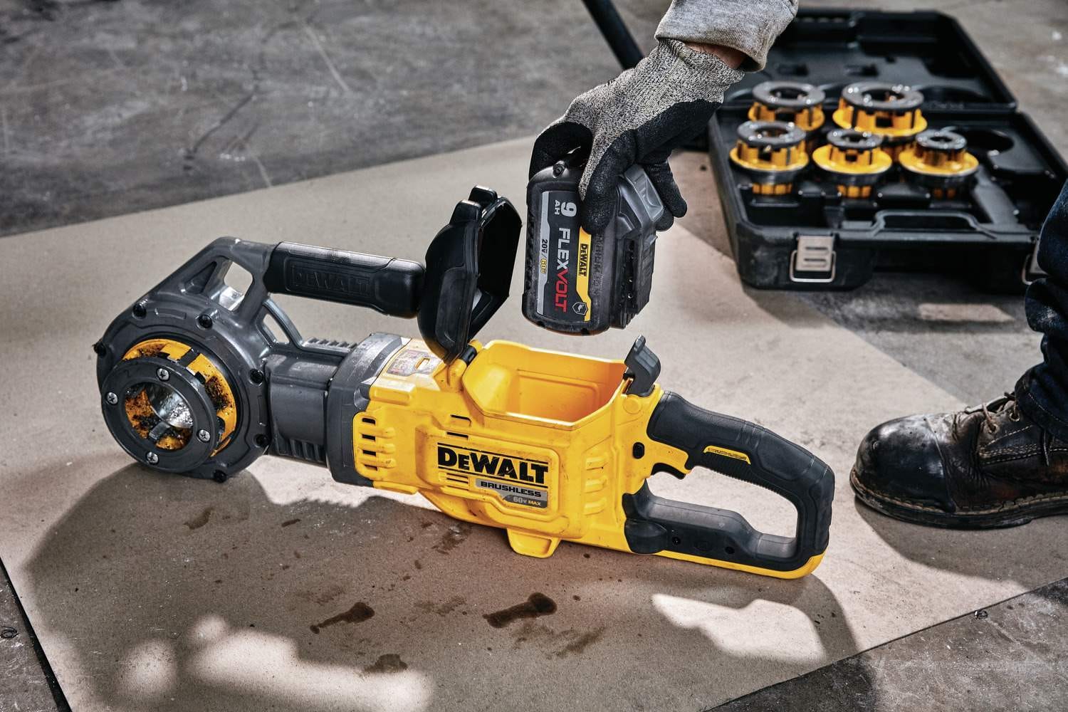 DeWalt DCE700X2 Flexvolt 60V MAX Cordless Pipe Threader Kit