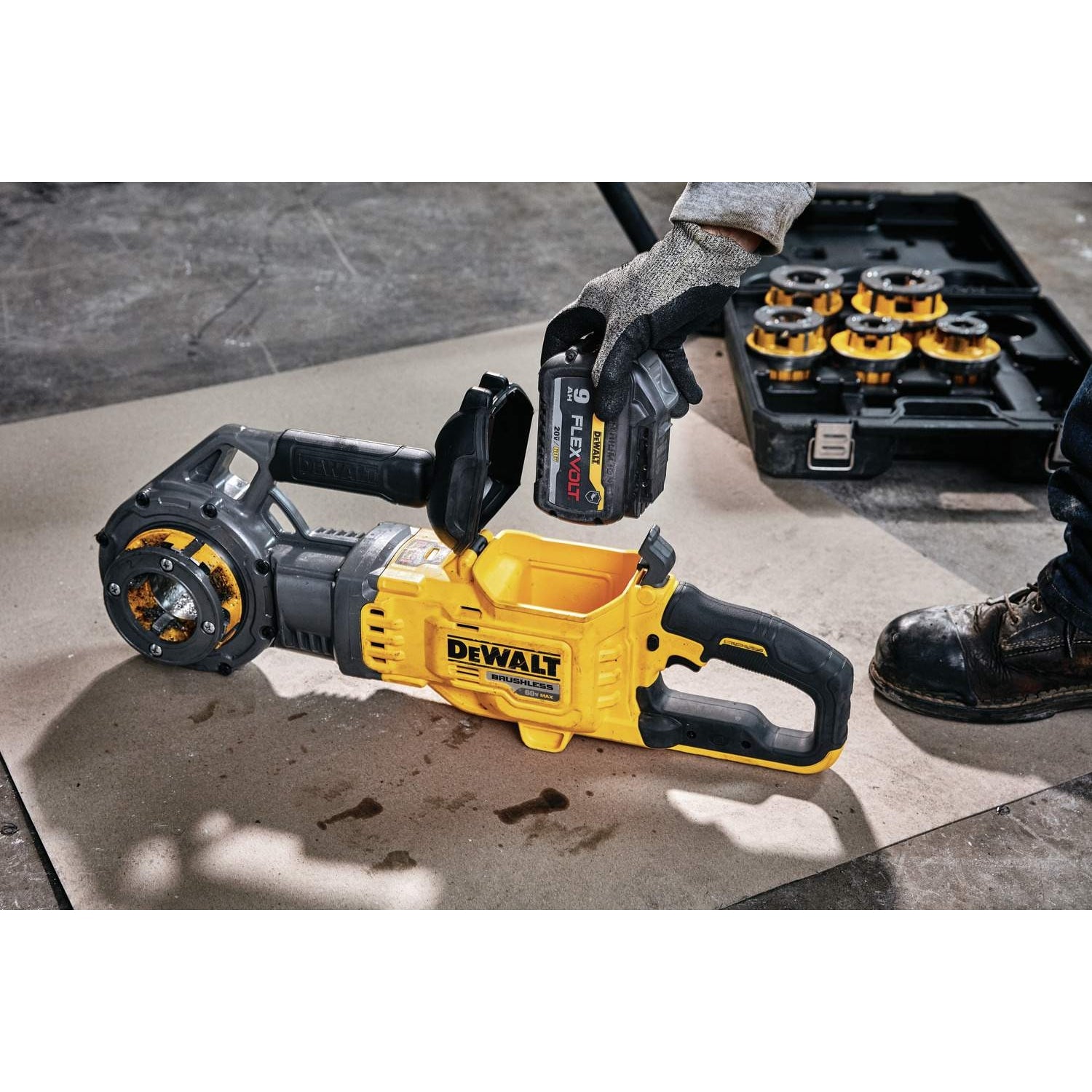 DeWalt DCE700X2K Flexvolt 60V MAX Cordless Pipe Threader Kit With Die Heads