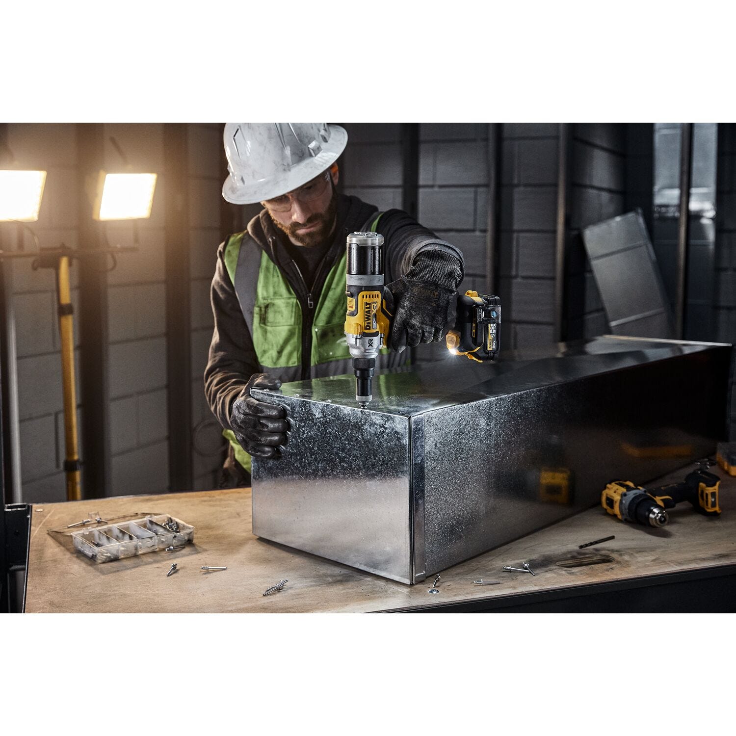 DeWalt DCF414GE2 20V MAX XR Brushless 1/4 in. Rivet Tool POWERSTACK 1.7Ah Kit
