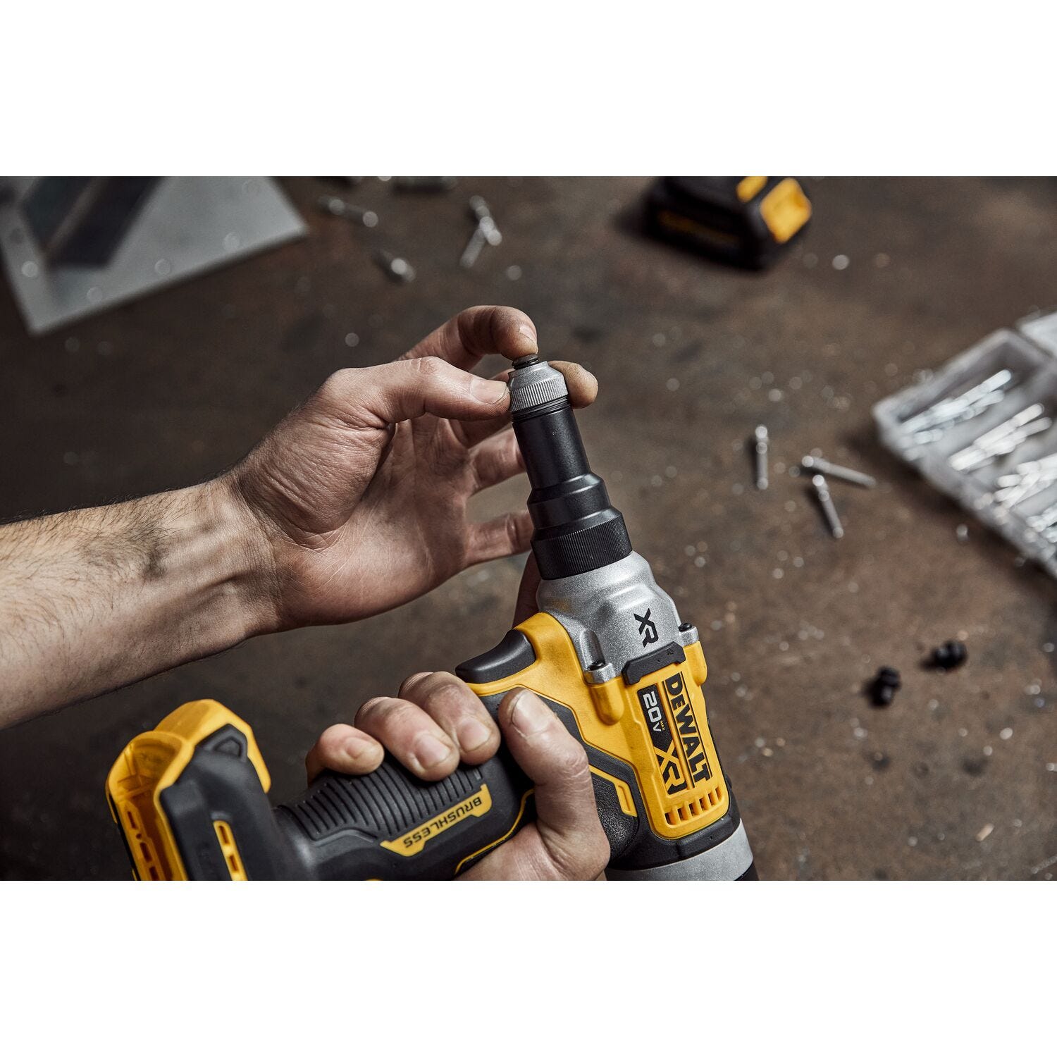 DeWalt DCF414GE2 20V MAX XR Brushless 1/4 in. Rivet Tool POWERSTACK 1.7Ah Kit