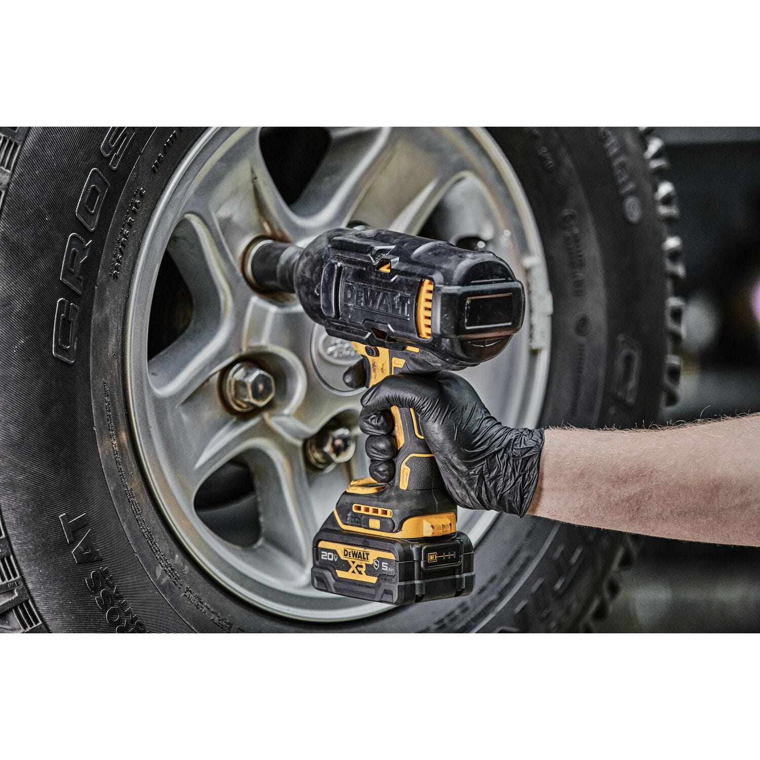 DeWalt DCF900GP2 20V MAX XR 1/2" High Torque Impact Wrench with Hog Ring Anvil 5.0Ah Kit