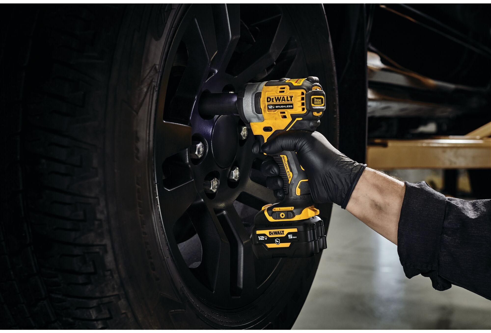 DEWALT DCF901GJ1G1 XTREME 12V MAX Brushless 1/2-in. Cordless Impact Wrench 5.0Ah Kit
