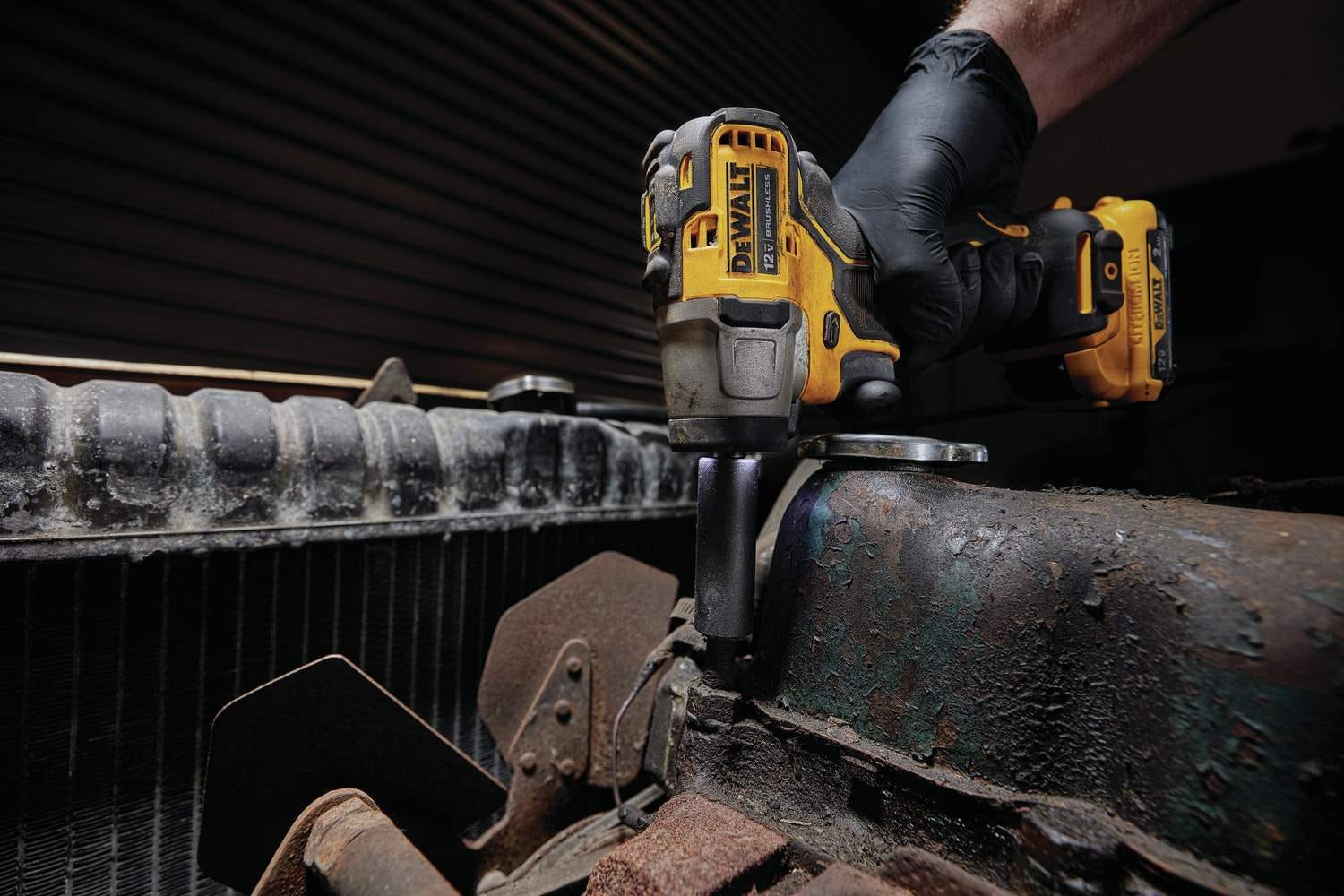 DeWALT DCF902F2 XTREME 12V MAX Brushless 3/8-inch Cordless Impact Wrench 2.0Ah Kit