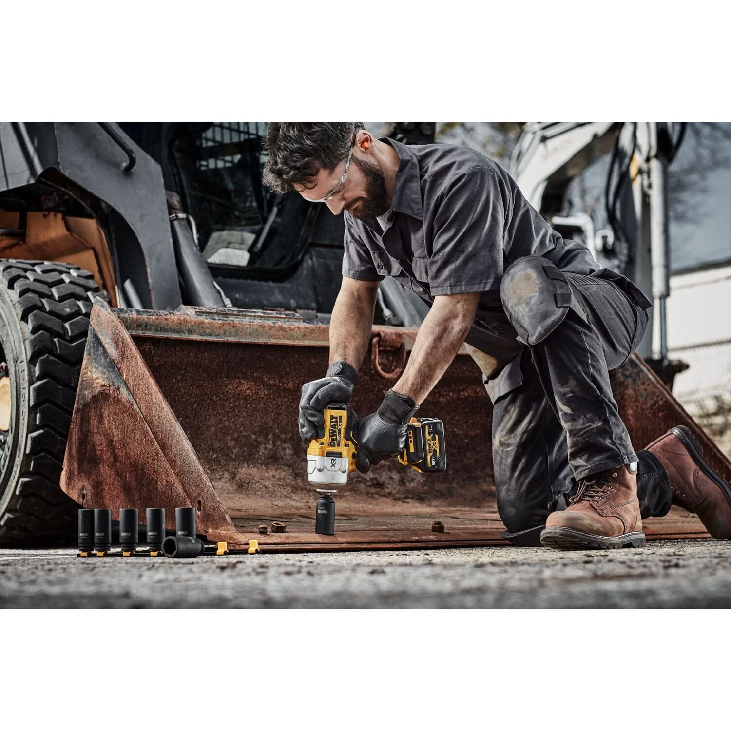 DeWalt 20V MAX XR Brushless 1/2 in. High-Torque Impact Wrench w/ Hog Ring Anvil POWERPACK 8.0Ah Kit