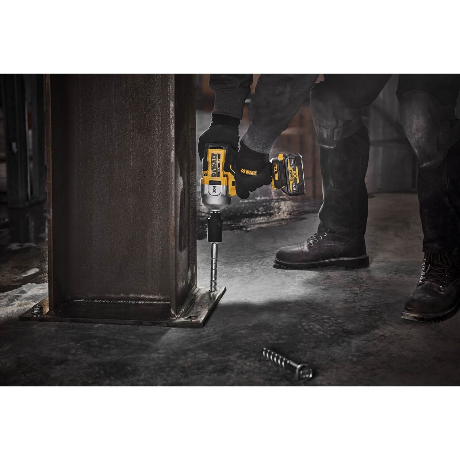 DeWalt 20V MAX XR Brushless 1/2 in. High-Torque Impact Wrench w/ Hog Ring Anvil POWERPACK 8.0Ah Kit