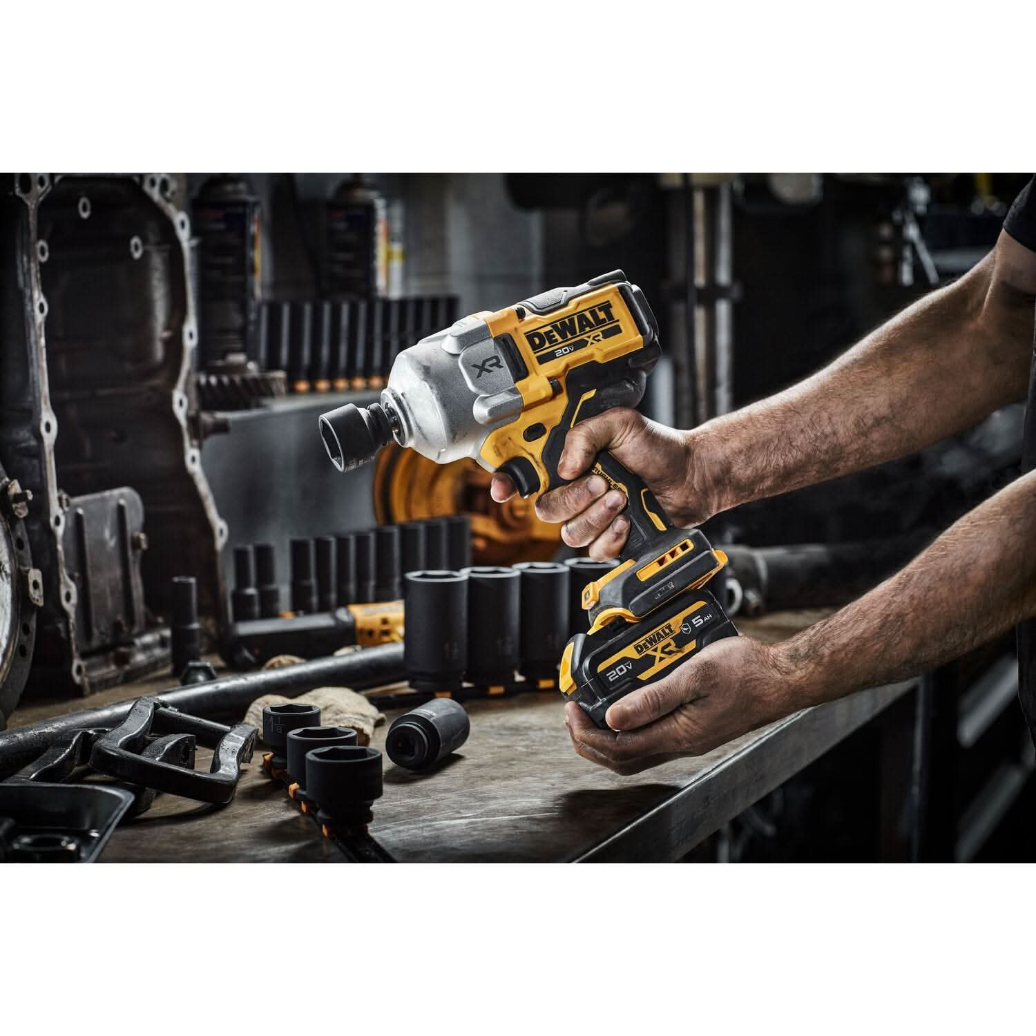 DeWalt 20V MAX XR Brushless 1/2 in. High-Torque Impact Wrench w/ Hog Ring Anvil POWERPACK 8.0Ah Kit