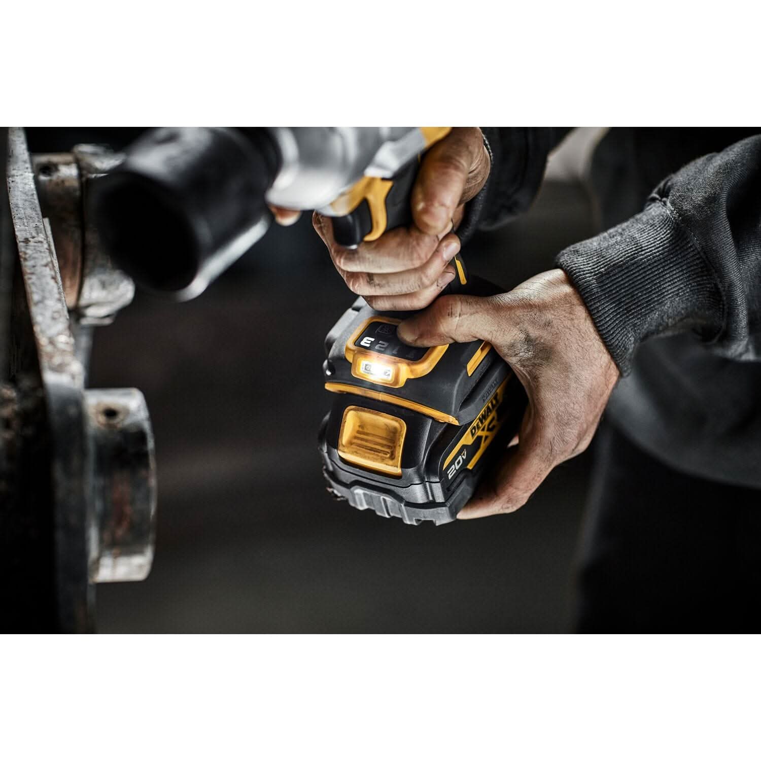 DeWalt 20V MAX XR Brushless 1/2 in. High-Torque Impact Wrench w/ Hog Ring Anvil POWERPACK 8.0Ah Kit
