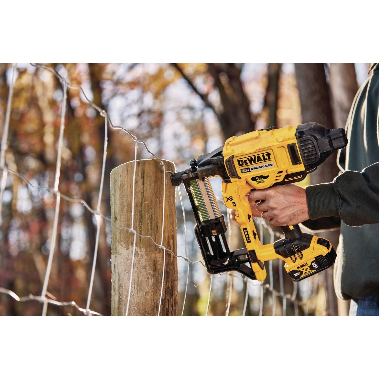 DeWALT DCFS950P2 20V MAX XR Brushless 9-Gauge Fencing Stapler 5.0Ah Kit