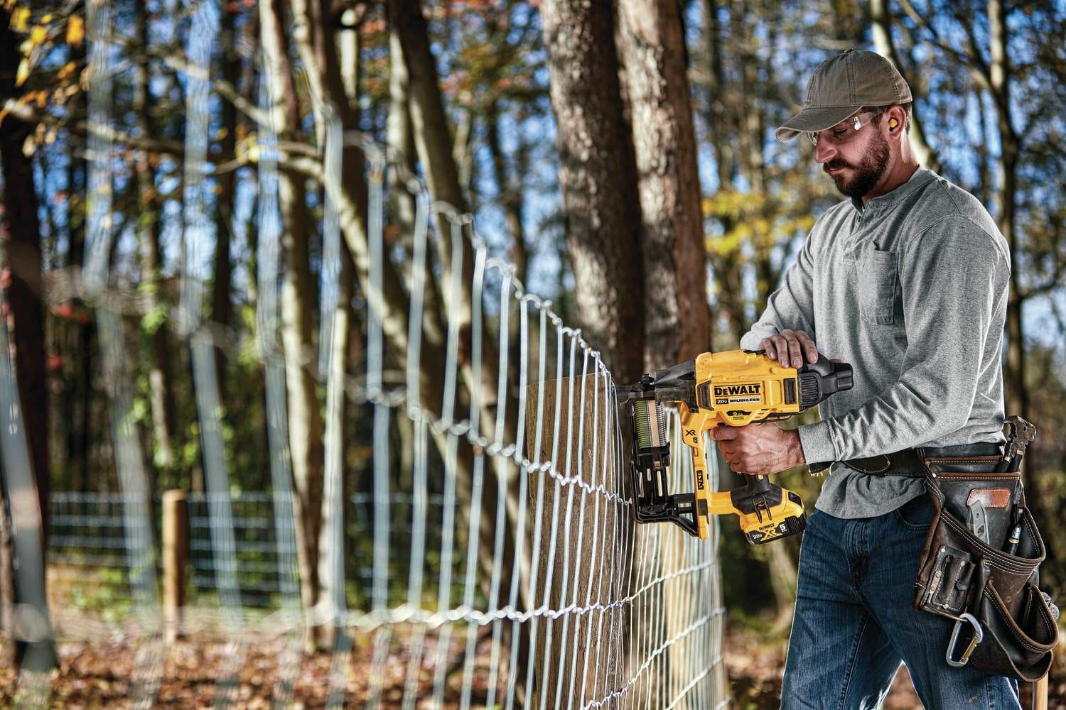 DeWALT DCFS950B 20V MAX XR Brushless 9-Gauge Fencing Stapler, Tool Only