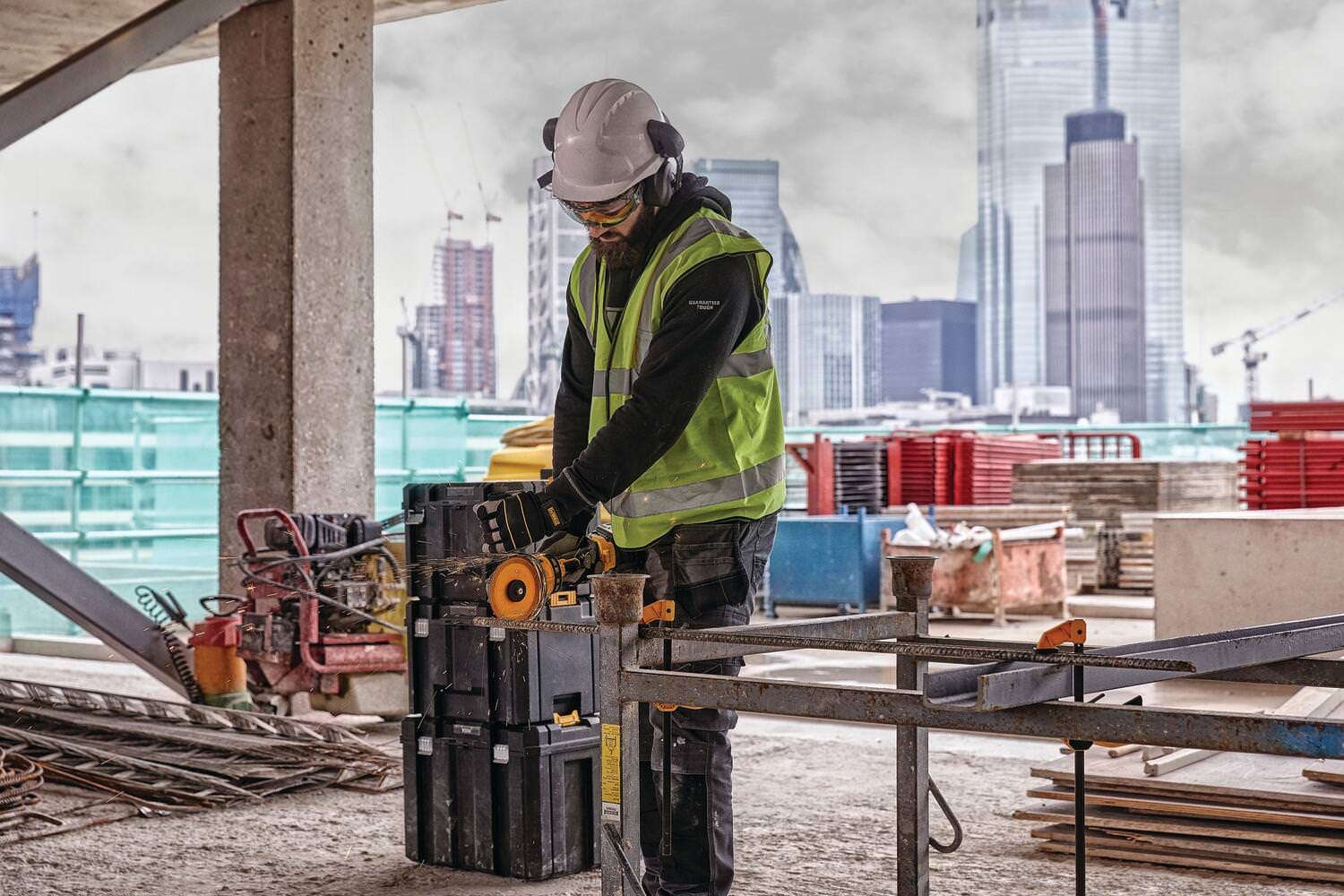 DeWalt DCG418X2 FLEXVOLT 60V MAX Brushless 4-1/2 in. - 6 in. Cordless Grinder 9.0Ah Kit