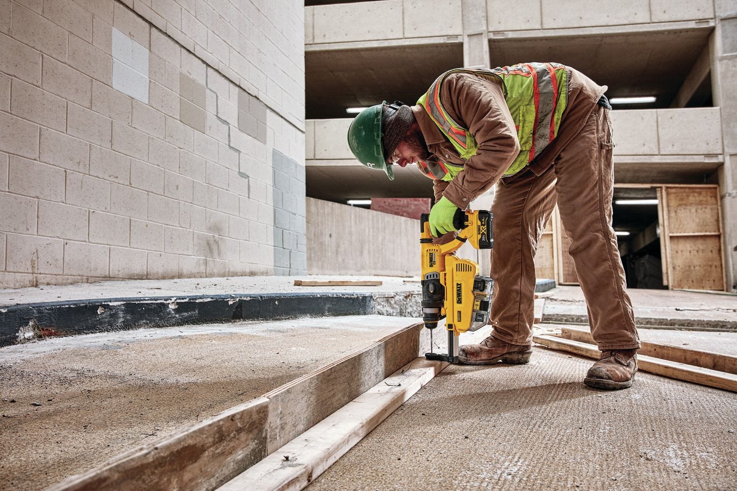 DeWalt DCH263R2DH 20V MAX XR Brushless 1-1/8-Inch SDS Plus D-Handle Rotary Hammer + Dust Extractor 6.0Ah Kit