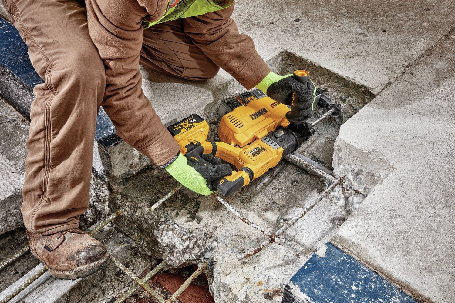 DeWalt DCH263R2DH 20V MAX XR Brushless 1-1/8-Inch SDS Plus D-Handle Rotary Hammer + Dust Extractor 6.0Ah Kit