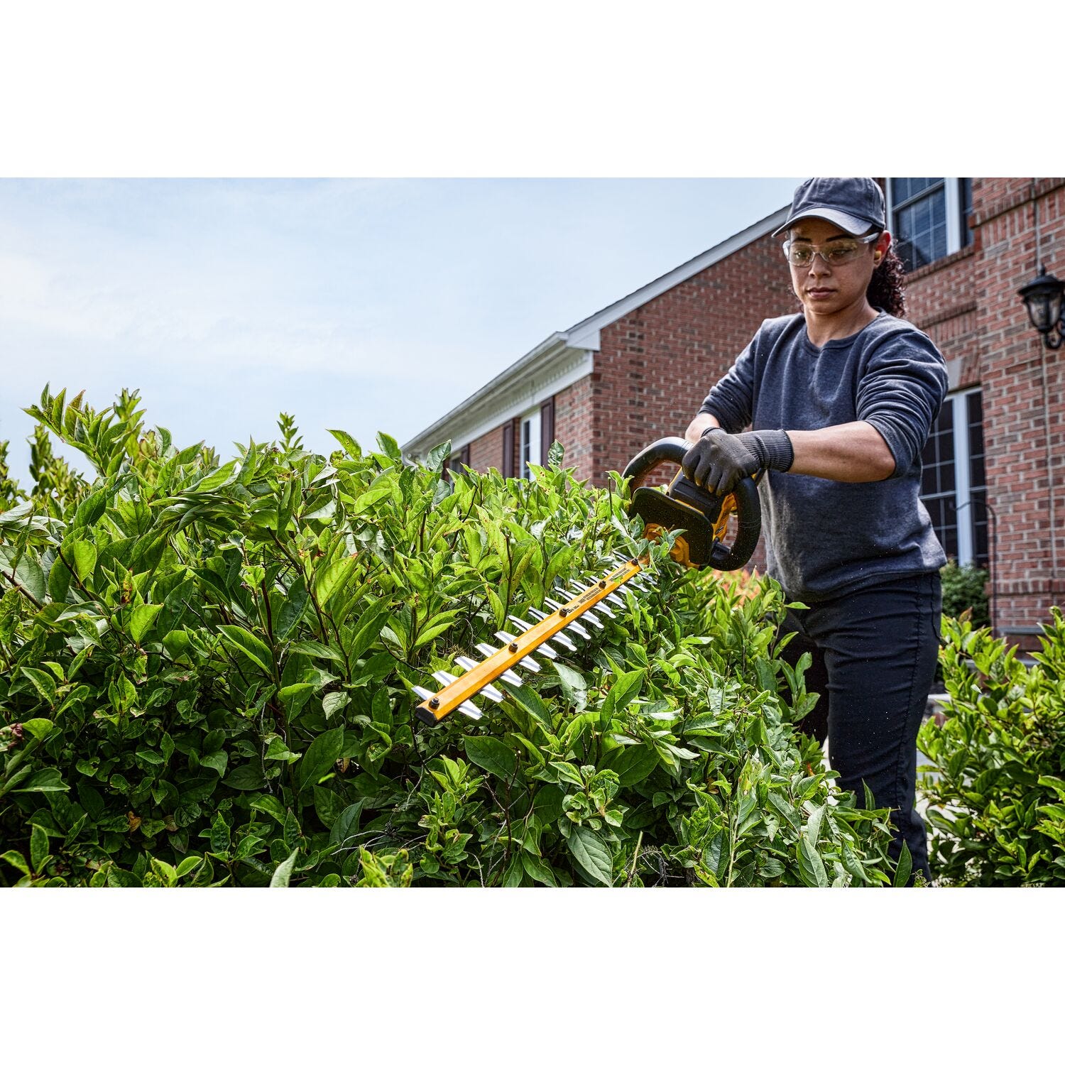 DeWalt DCHT870T1 FLEXVOLT 20V/60V MAX 26 in. Brushless 26 in. Hedge Trimmer 6.0Ah Kit